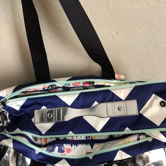 NWT SEAWHEEZE LULULEMON YOGA ON THE RUN DUFFEL - Picture 4 of 8